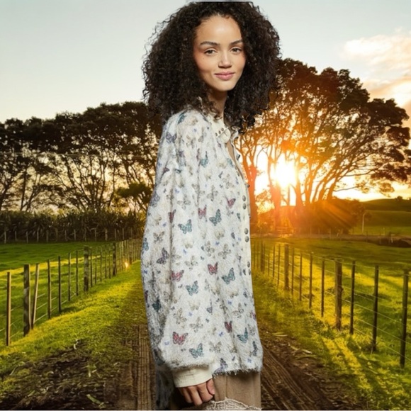 POL Tops - POL Medium Butterfly Print Shirt